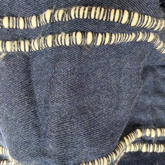 Serena and Lily South ShoreRug, Carpet. Bohemian. Wool 50”x70” Blue/white - Picture 3 of 7